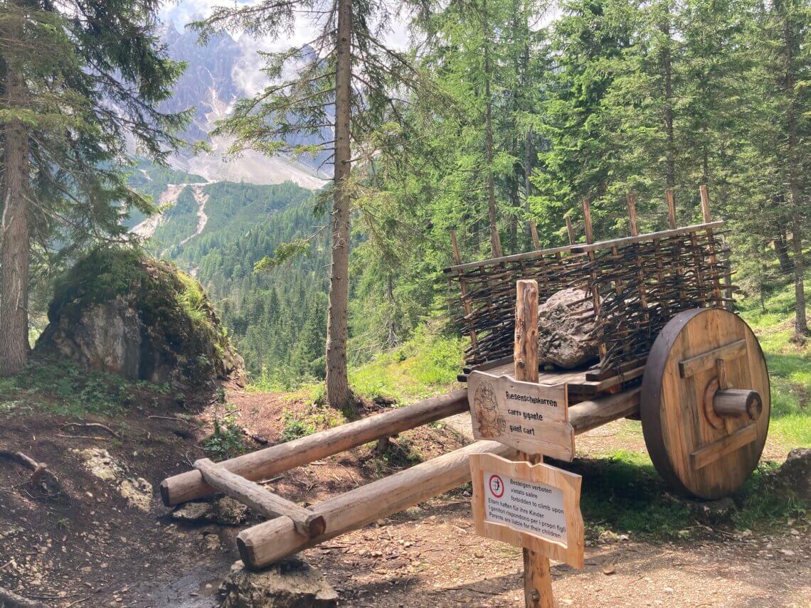 Onderweg zien we allemaal gereedschap van deze grote reus. 