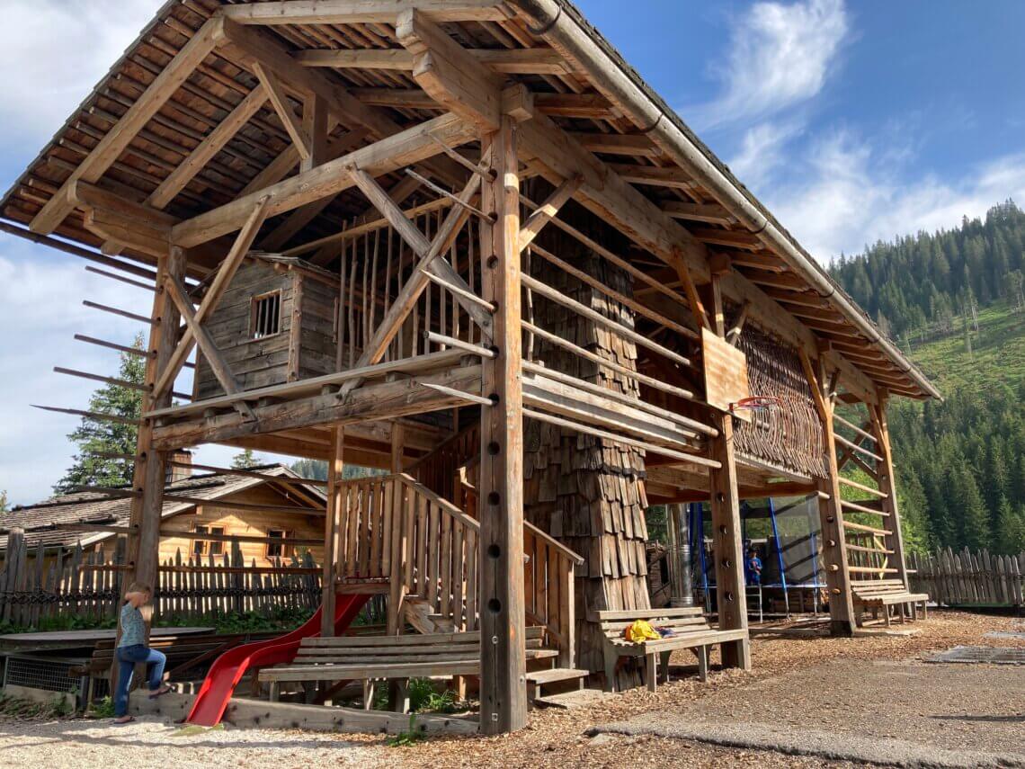 Ook buiten heeft de camping genoeg speelplezier, zoals in dit speelhuis met uitzichttoren.