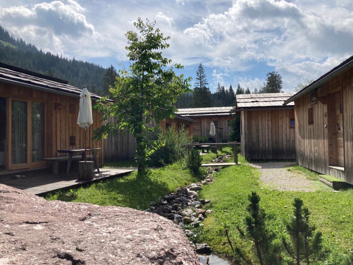 De lodges, zowel de Mountainlodge als Dolomitilodge liggen bij elkaar op een veldje.