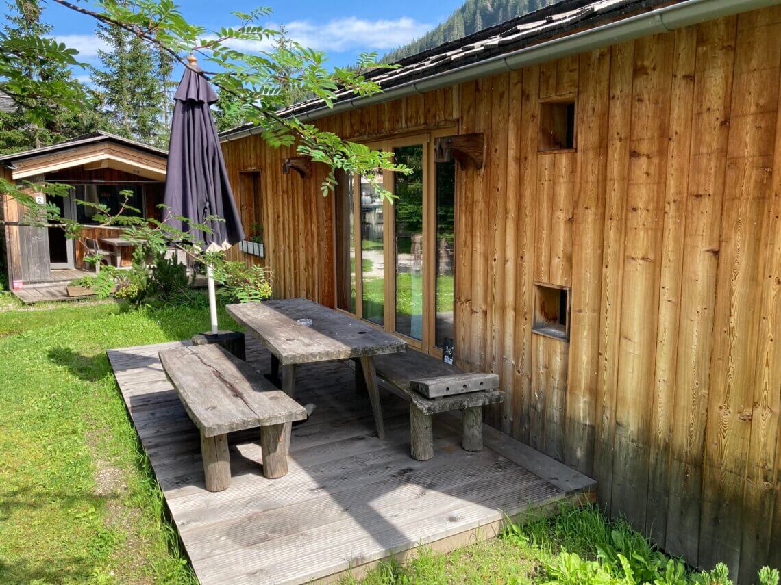 De Dolomite Lodge heeft ook een wat groter zitje bij de veranda.