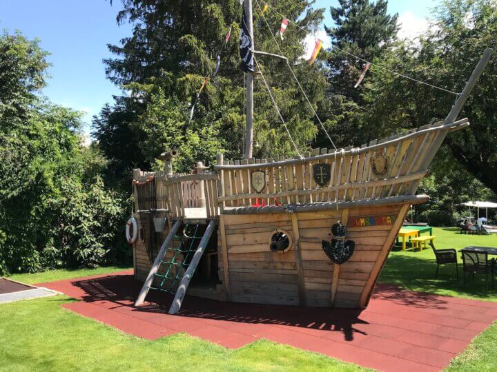 In de tuin staat zelfs een piratenboot.