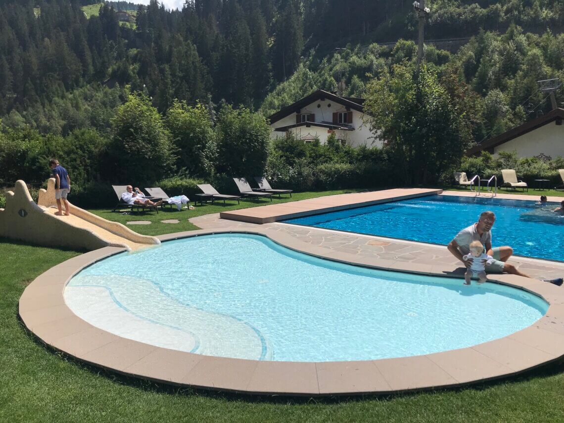 Family Hotel Posta heeft een heerlijk buitenzwembad met apart peuterbadje.