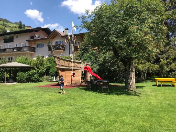 De prachtige tuin van het hotel met zelfs een piratenboot.