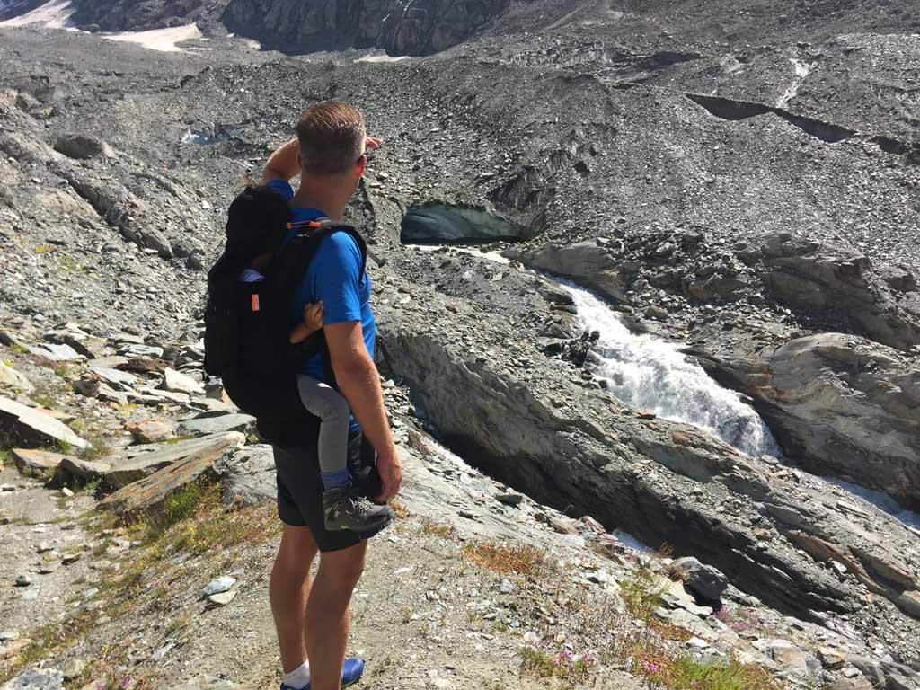 Tijdens het lopen valt Dinand in slaap, het mutsje trekken we omhoog waardoor hij beschermd is tegen de zon en wat steun heeft.