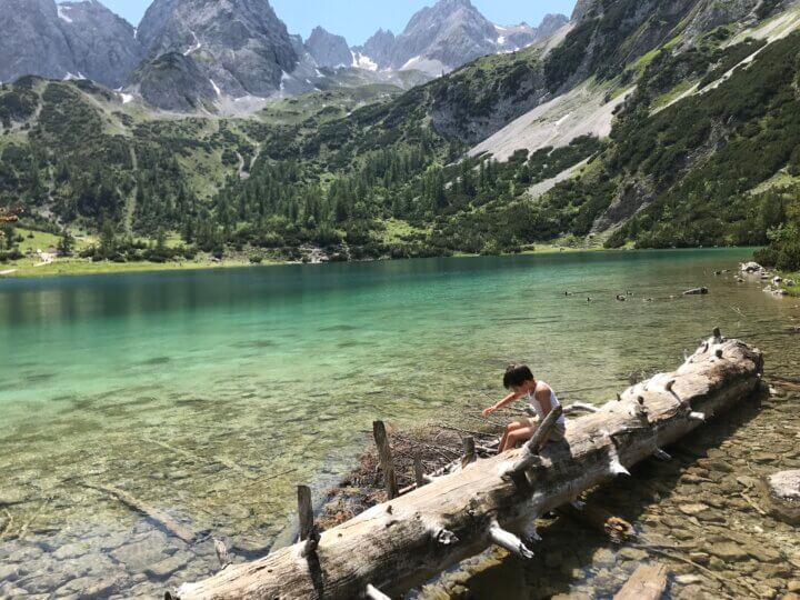 De Seebensee is een prachtig bergmeer en mag je niet missen tijdens je zomervakantie in Ehrwald met kinderen.