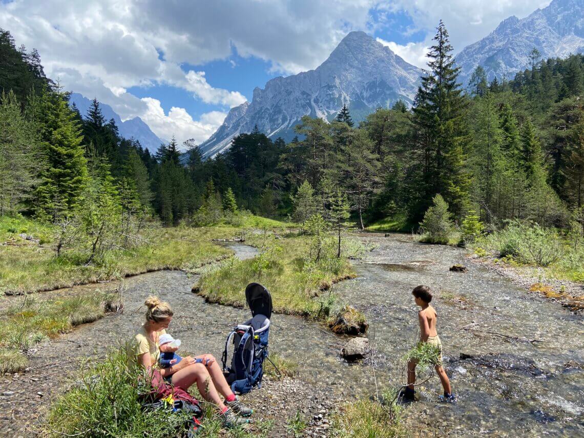 Wandelen in de bergen met kinderen is veel rustpauzes en lekker spelen.