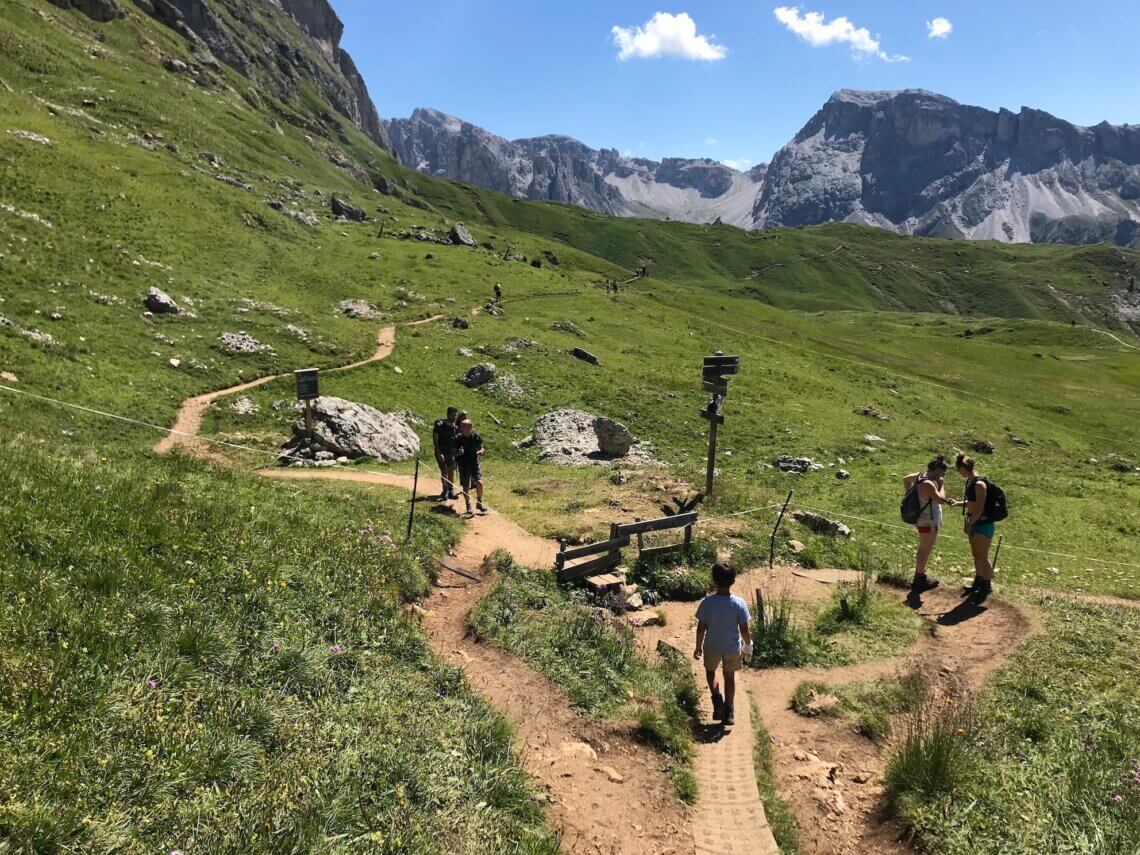 Val Gardena in de Italiaanse Dolomieten vonden we een hele fijne bestemming om te wandelen in de bergen met kinderen.