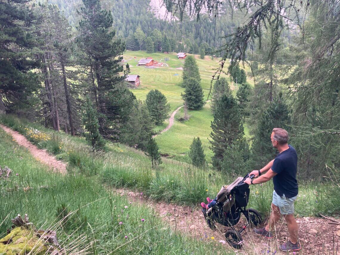 We dalen af naar de Baita Ciaulonch Hütte. In de verte zien we hem al liggen.