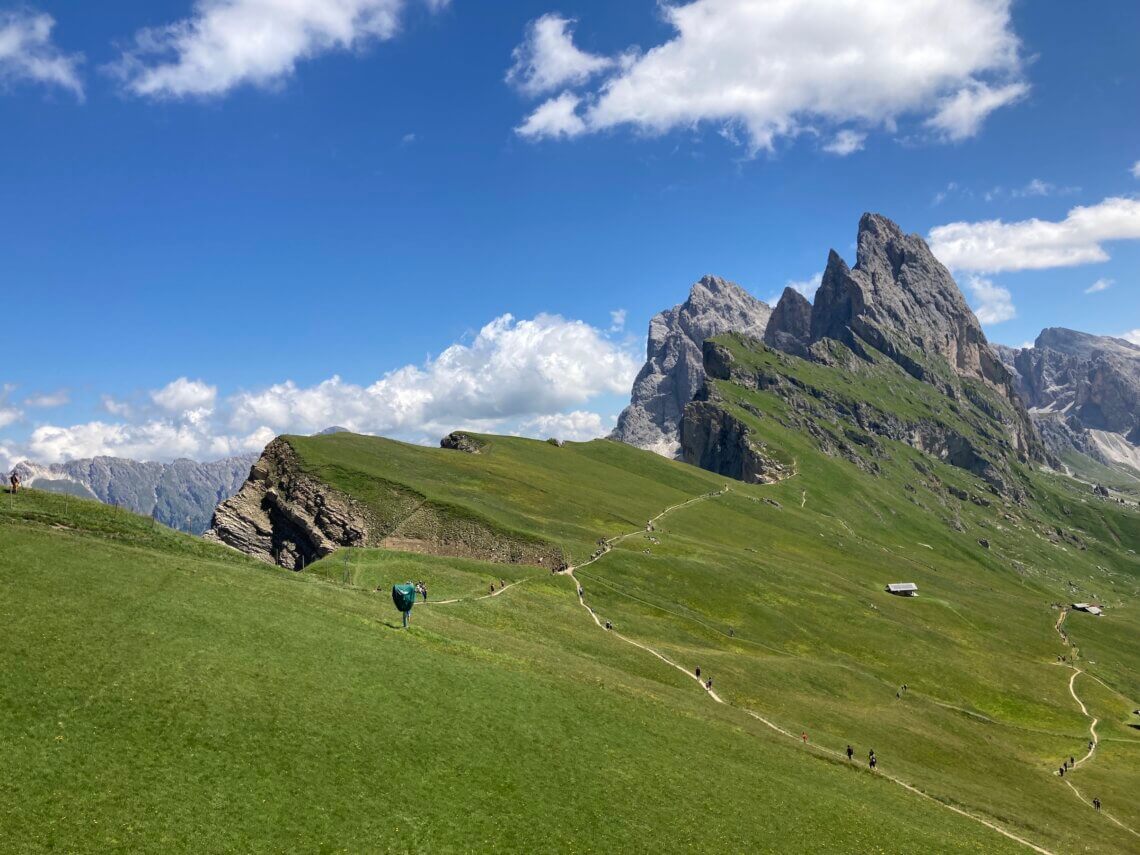 De prachtige bergkam op de Seceda, zie je het pad er langsheen kronkelen? Daar liepen we! 