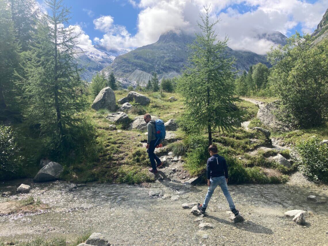 Vanaf de stuwdam wordt de wandeling steeds afwisselender en mooier.