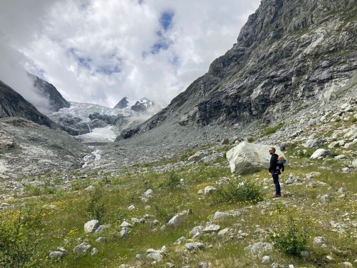 Wat voel je je klein tussen al die hoge bergen hier in Arolla in Zwitserland.