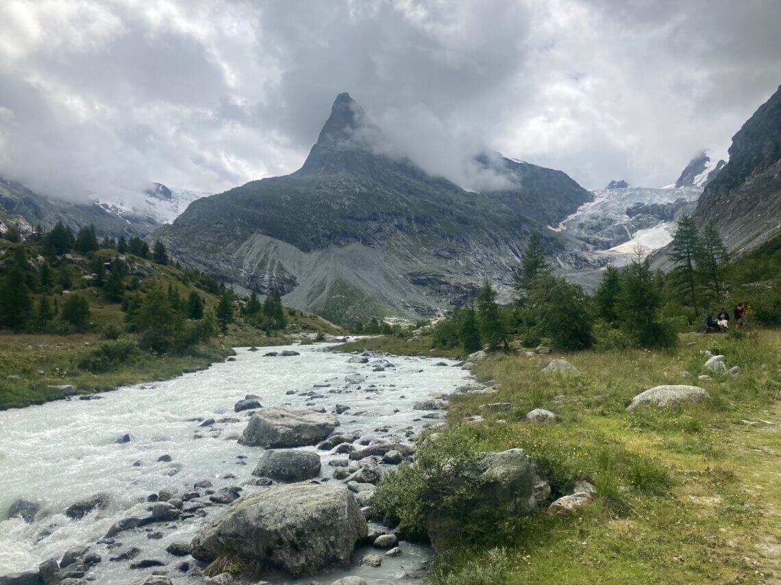 Arolla in Zwitserland, omgeven door hoge bergen en gletsjers.