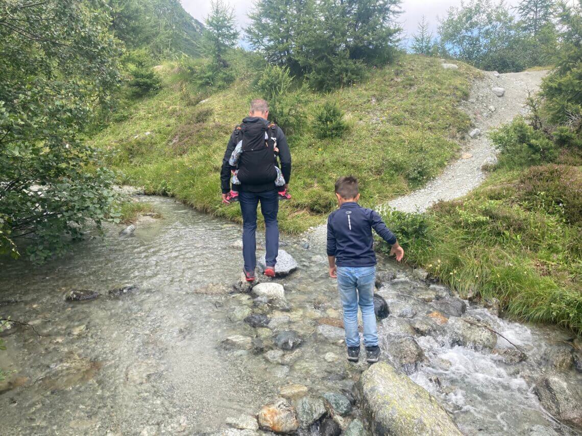 Ook op de terugweg springen we van steen naar steen.