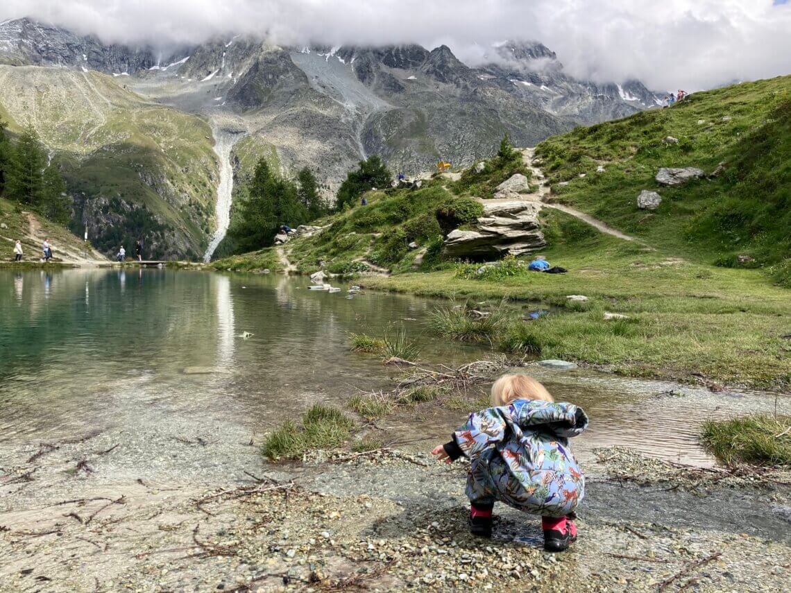 Ga je wandelen in de bergen met kinderen dan is goede kleding en schoenen erg belangrijk.