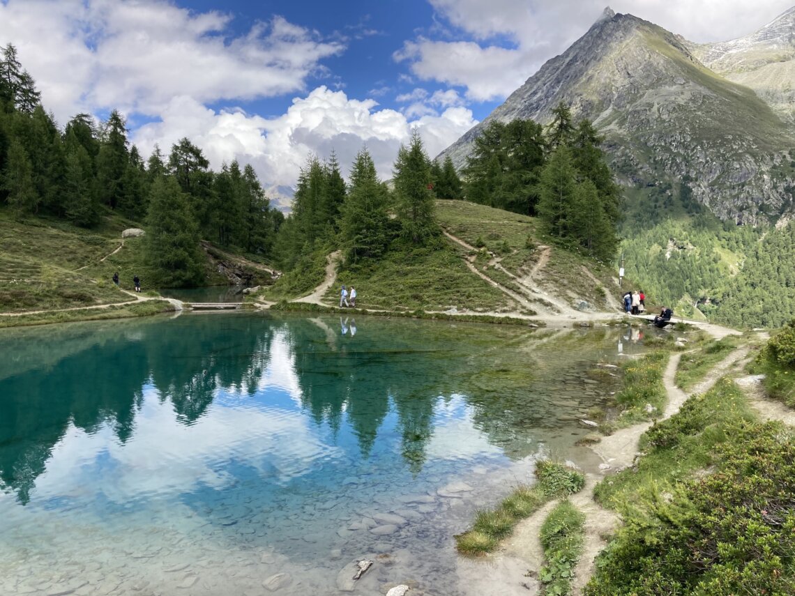 Onze eindbestemming, Lac Bleu met prachtig blauw water.