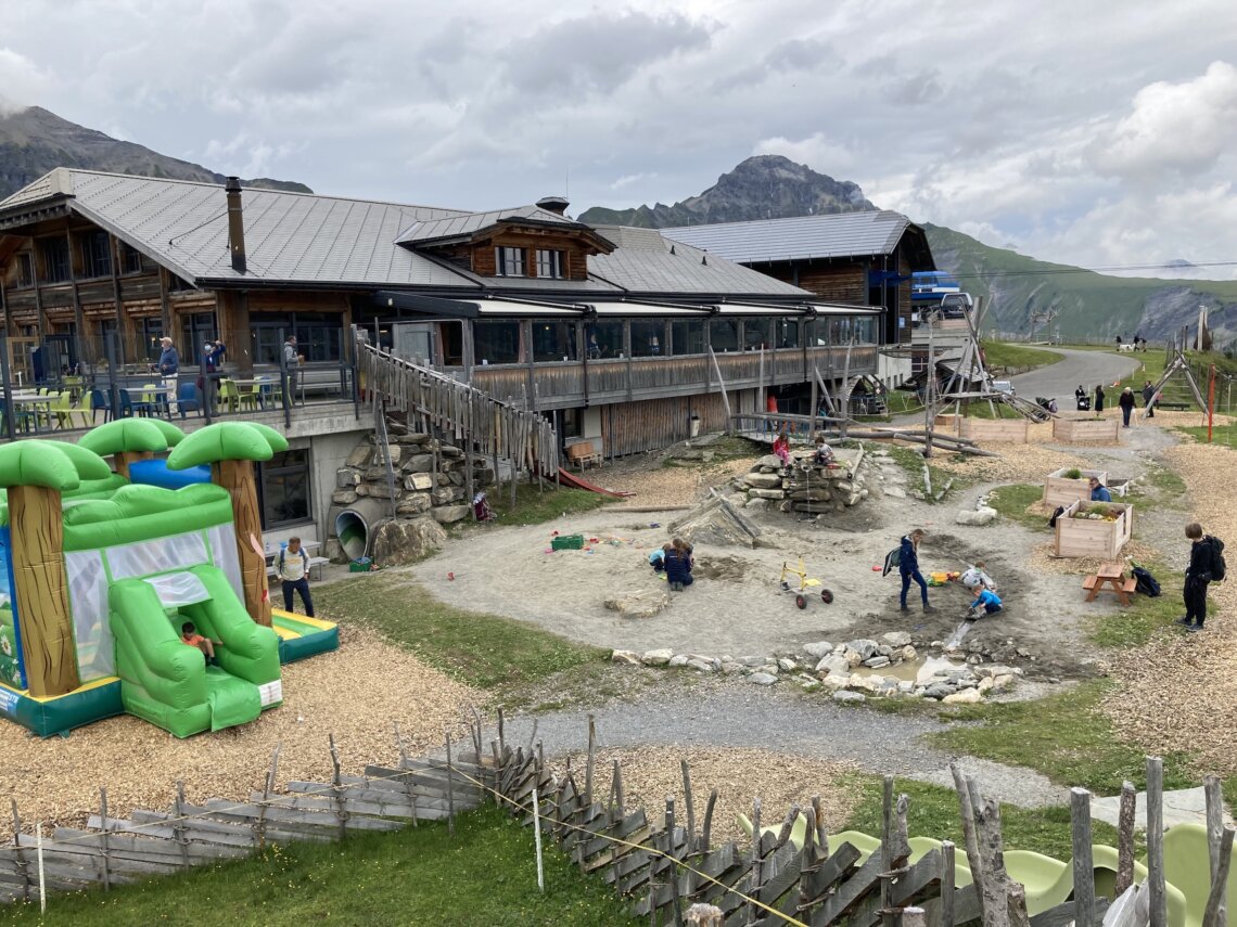 Bij de VogellisiBerg is een bergrestaurant met panoramaterras en fijne speeltuin.