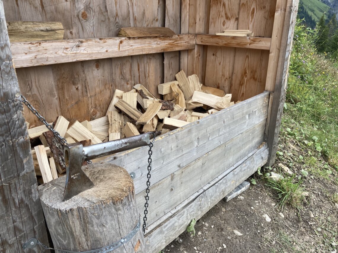 Je kunt er zelfs barbecuen, zelf even hout hakken! 