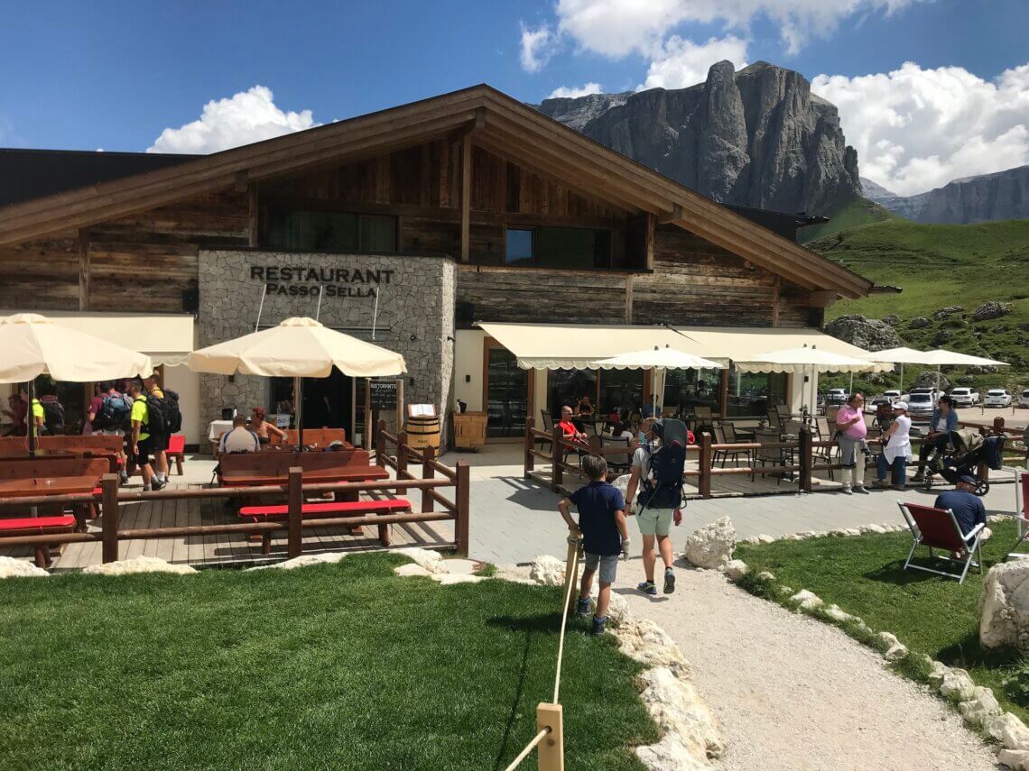 Bij het dalstation bij de parkeerplaats zit een mooi restaurant met panoramaterras.