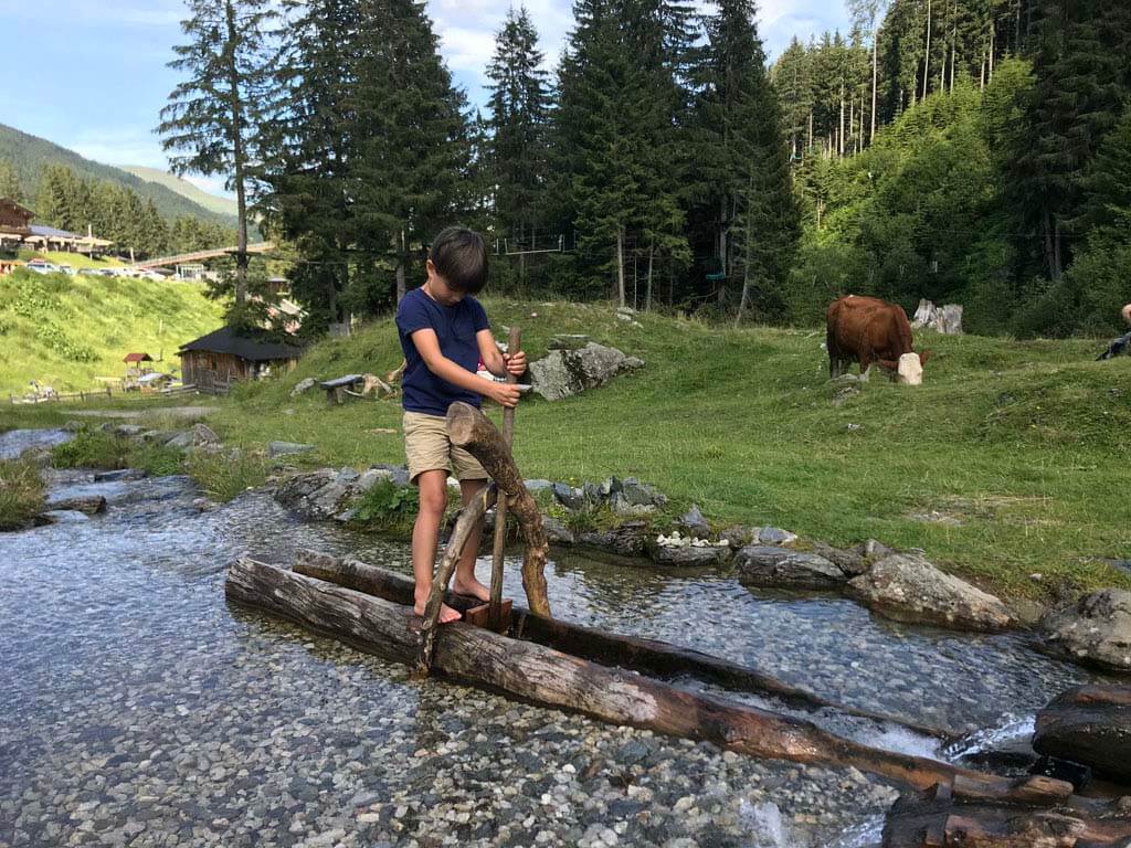 Zie je hoe helder het water is? 