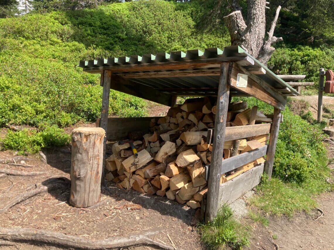 Er is zelfs hout met een bijl en een grillplaats.