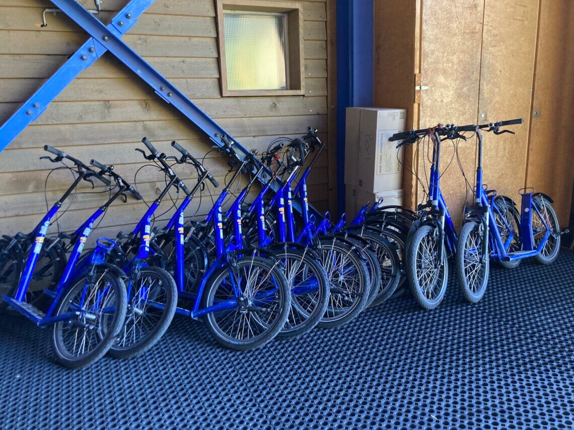 Bij het middenstation Bort staan de trottibikes klaar voor een afdaling naar Grindelwald. 