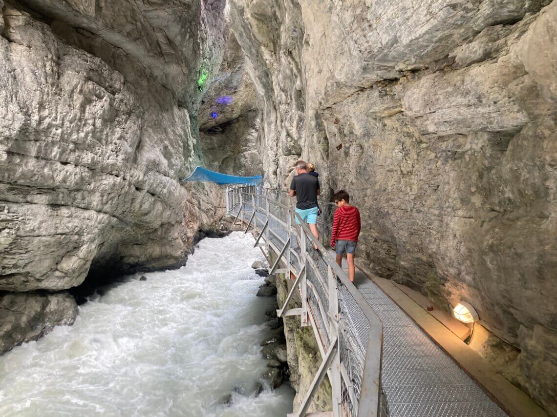 Via loopbruggen lopen we steeds verder de klamm in. 