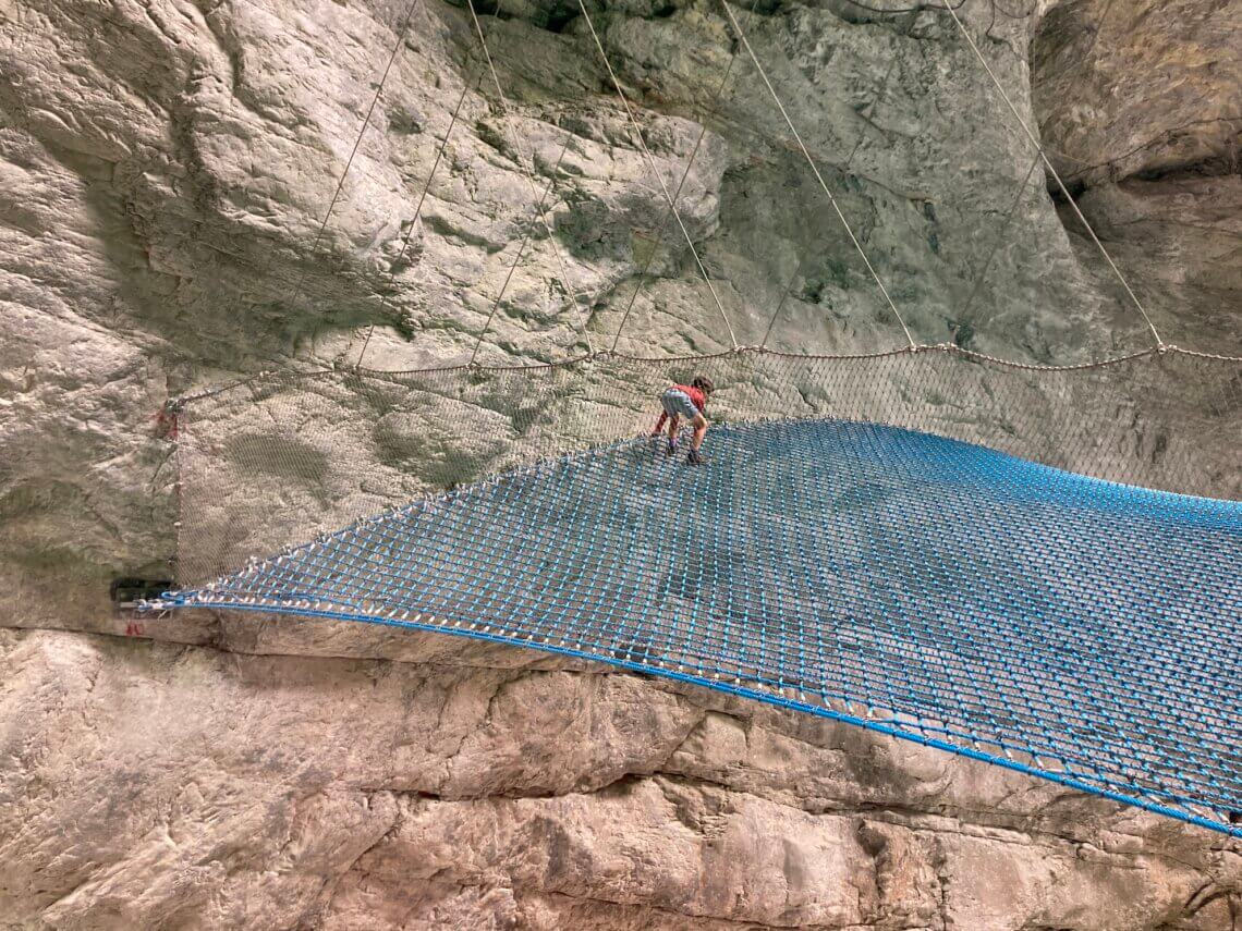 De Gletscherschlucht in Grindelwald heeft een spiderweb boven het razende water.