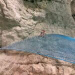 De Gletscherschlucht in Grindelwald heeft een spiderweb boven het razende water.