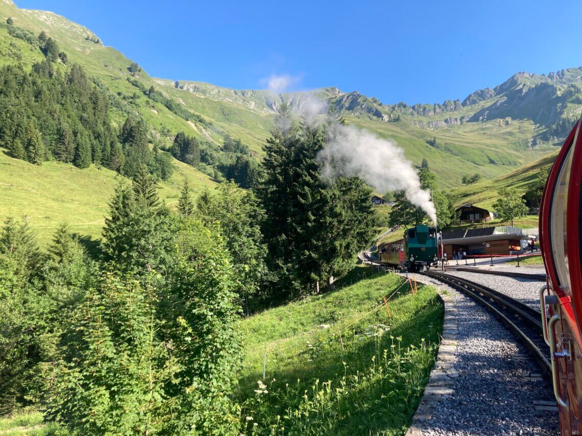 Stampen, puffen en sissen, zo gaat de trein van de Brienz Rothorn Bahn.