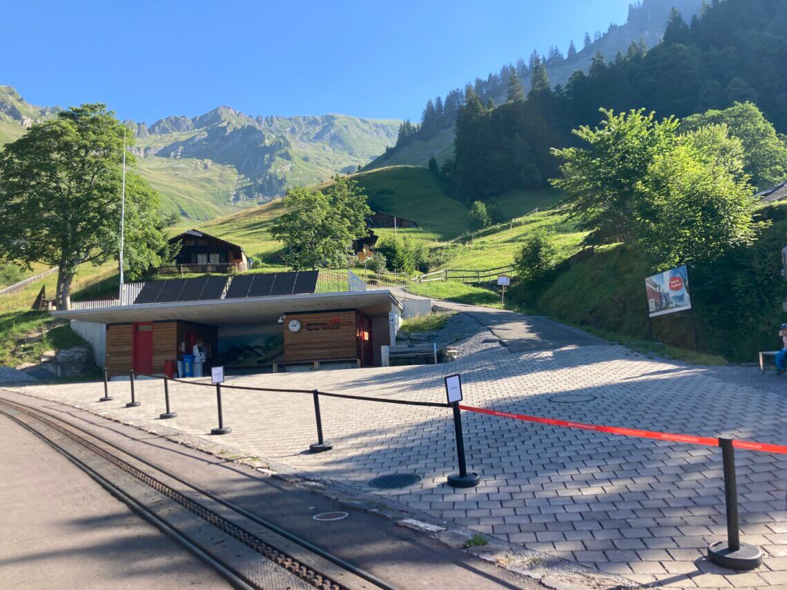 Na een half uurtje komen we aan bij het middenstation. Vanaf hier wordt de treinreis met de Brienz Rothorn Bahn echt indrukwekkend.