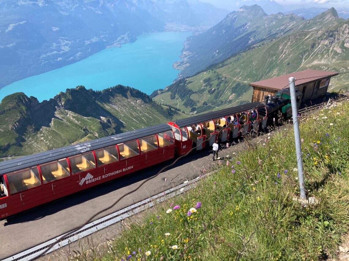 Het bergstation van de Brienz Rothorn Bahn en uitzicht op de Brienzersee.