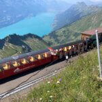 Het bergstation van de Brienz Rothorn Bahn en uitzicht op de Brienzersee.