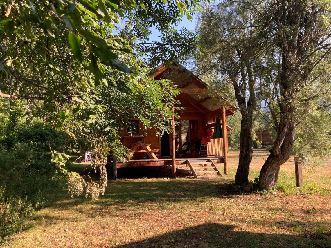 De houten lodges hebben eigen sanitair en liggen of in de schaduw of in de zon. 