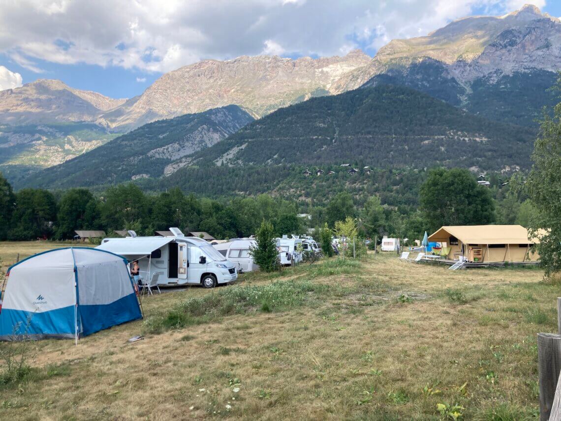 Op Huttopia Vallouise kan je ook met je eigen kampeermiddel kamperen.