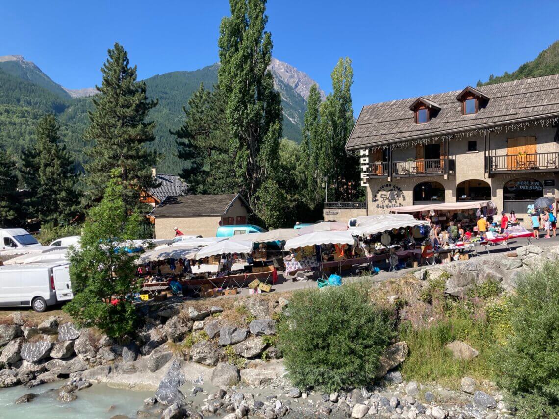 Elke donderdag is er een typische Franse markt, meteen bij de ingang van de camping.