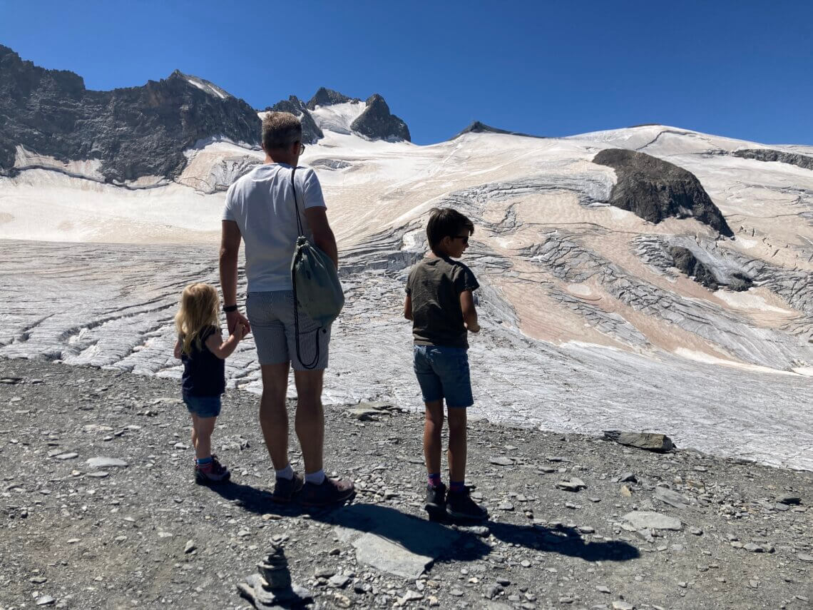 Bij het bergstation van Bij het middenstation van Téléphérique des Glaciers de La Meije heb je prachtig uitzicht op de enorme gletsjers.