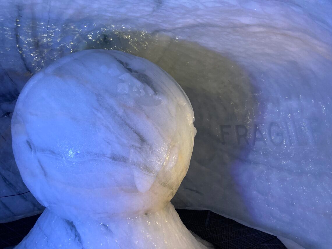 In de ijsgrot zijn allerlei ijssculpturen, zoals deze planeet.