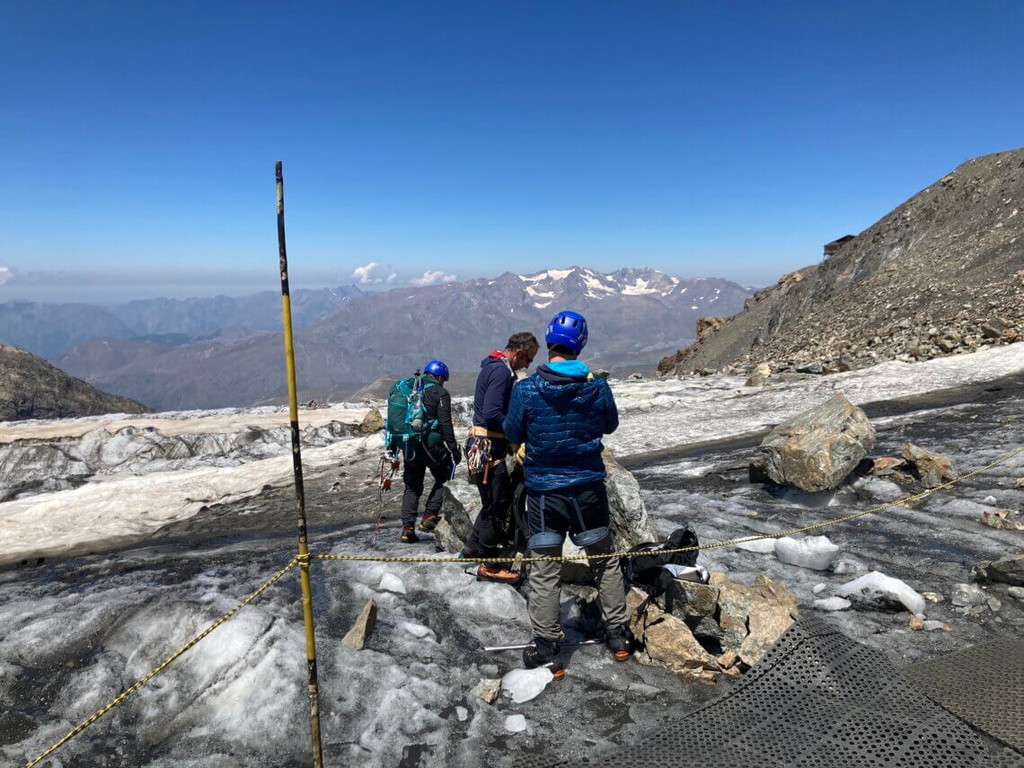 Bij het bergstation zien we veel klimmers die een verder tocht gaan maken.