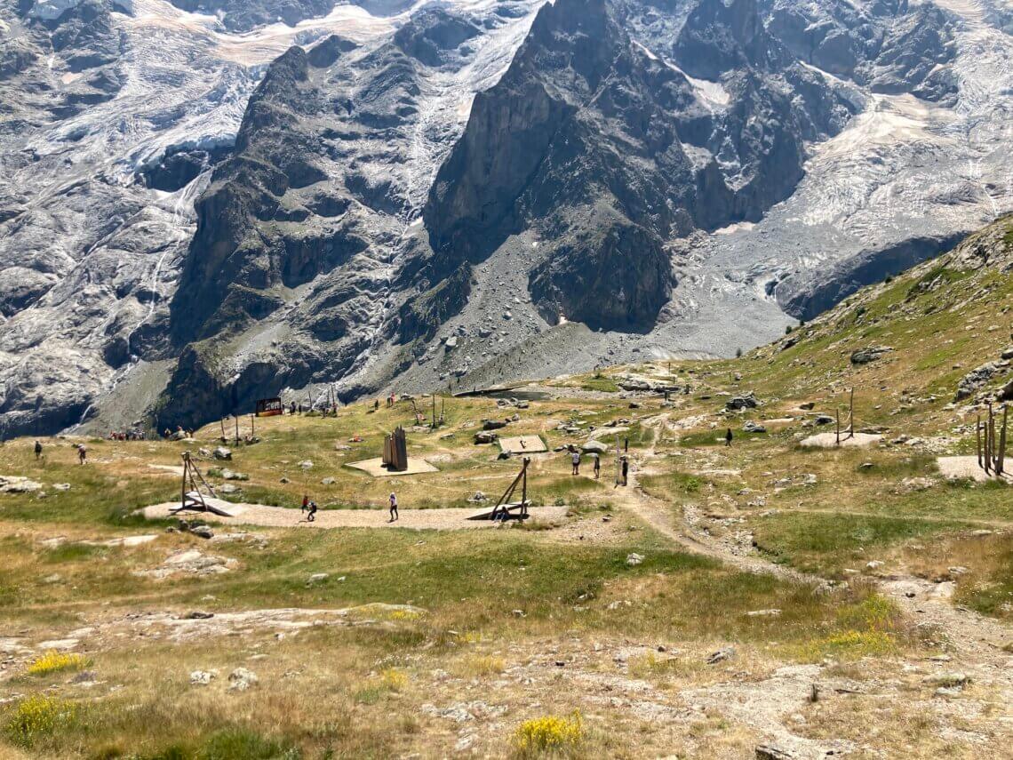 Bij het middenstation van  Téléphérique des Glaciers de La Meije zien we een mooie speeltuin liggen.