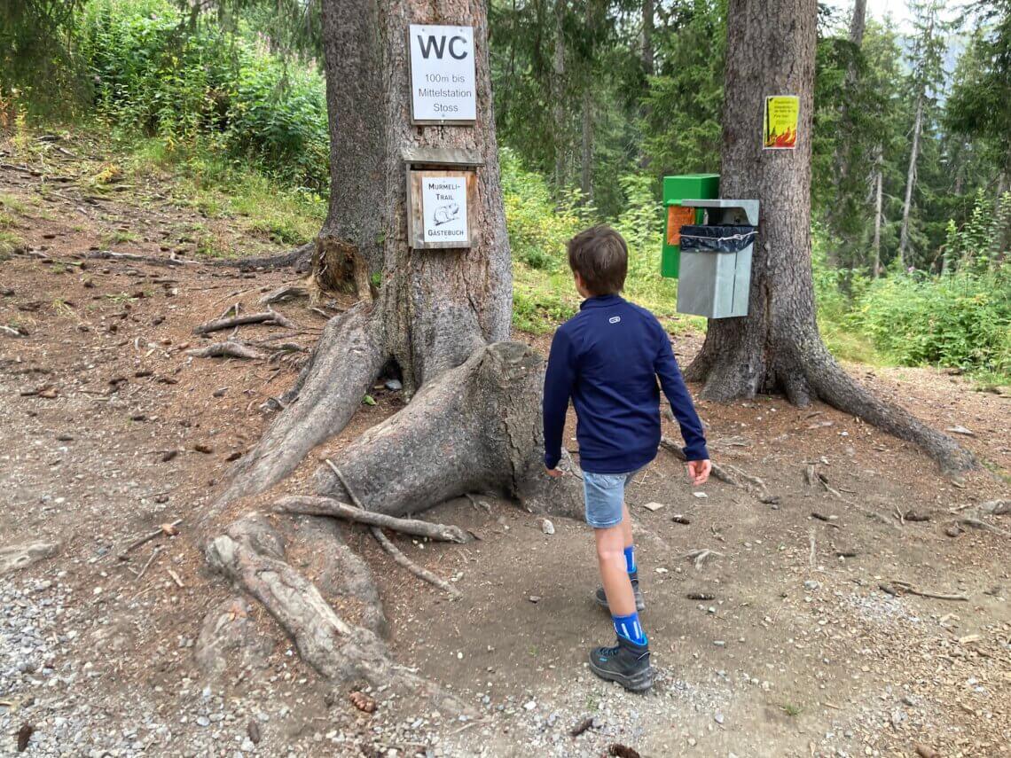 Aan het einde van de Murmelitrail in Lenk hangt een gastenboek aan de boom.