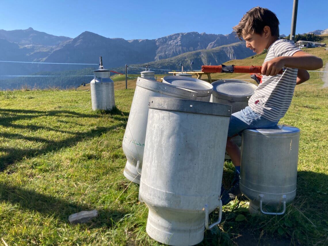 Drummen op lege melkbussen.