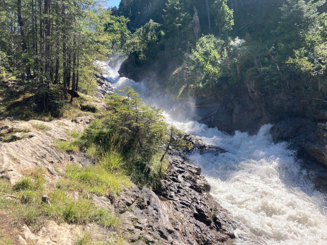 De waterval is heel krachtig en spectaculair.