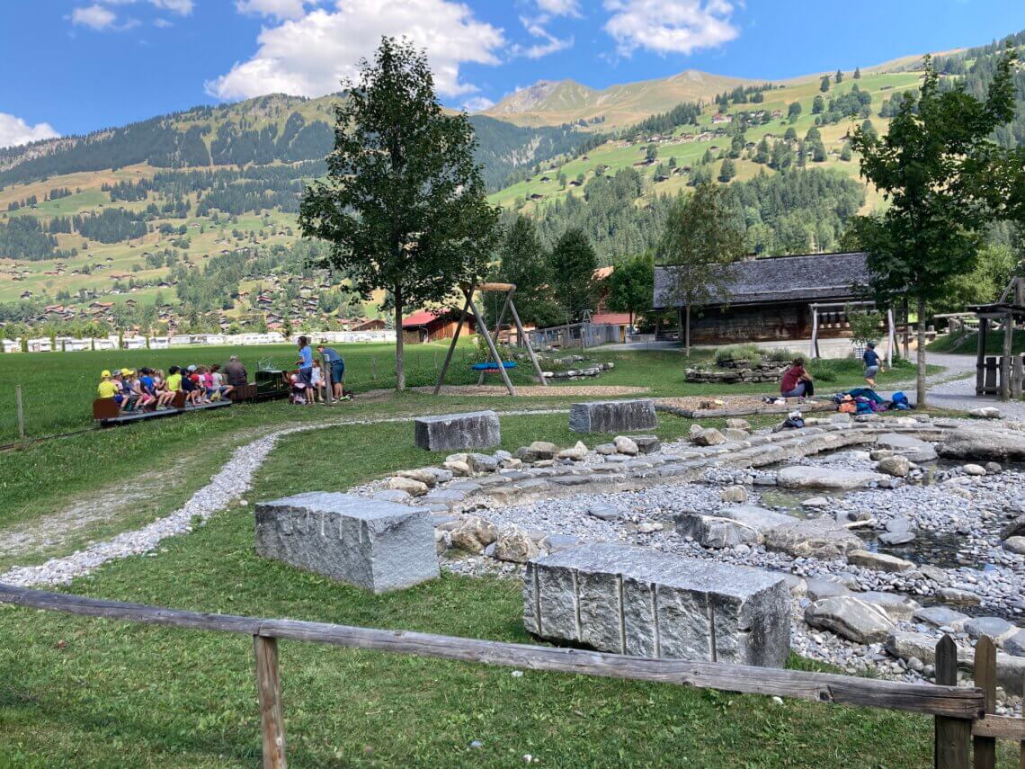 In Lenk met wat jongere kinderen? Dan is speeltuin Lenkerseeli een leuk uitje. 