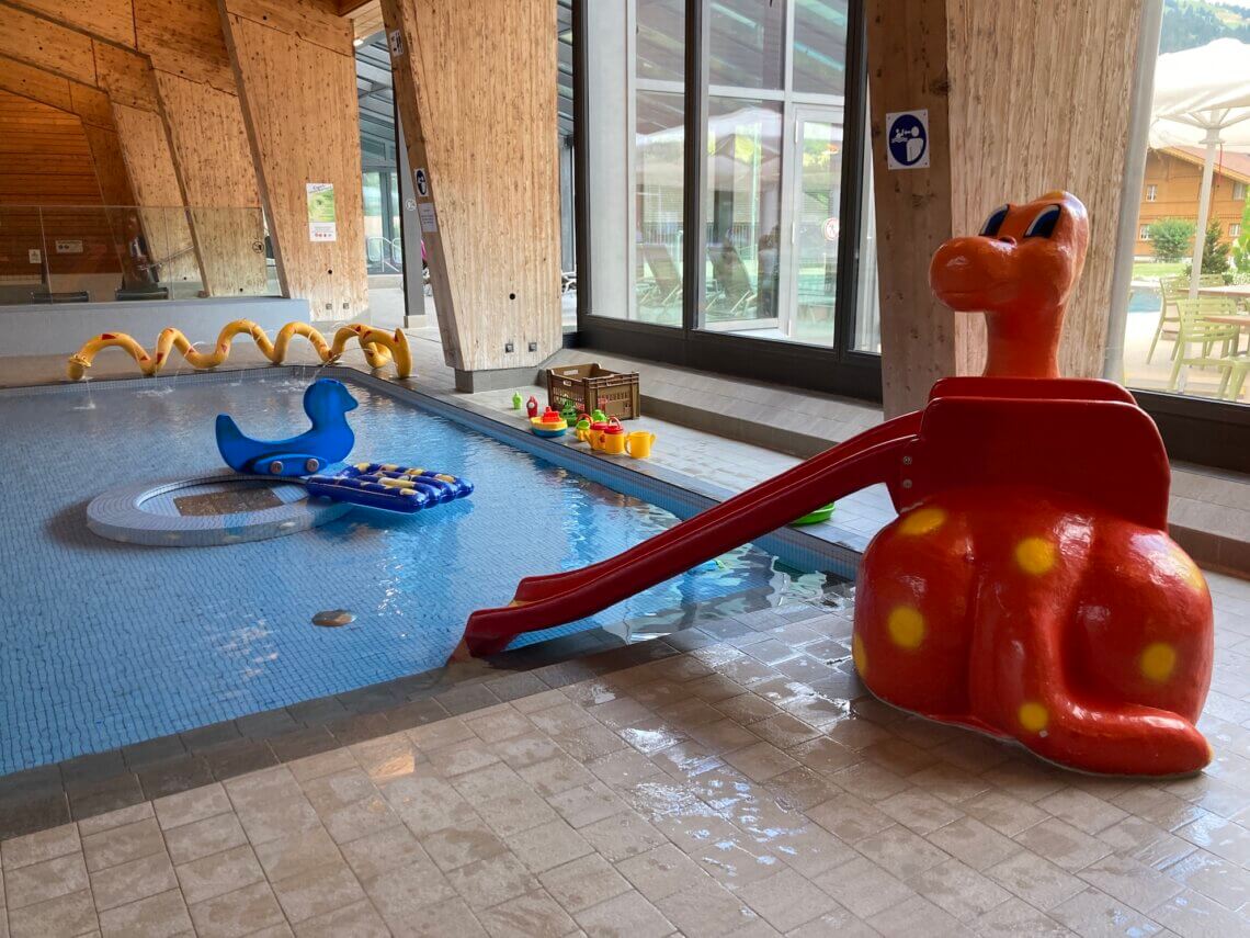 Voor de kleintjes is een apart kinderbadje.