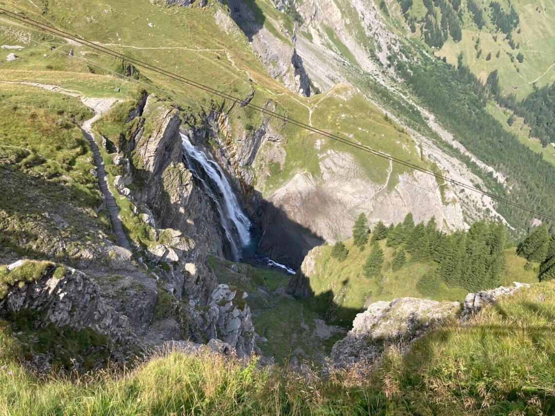 Vanuit de gondel hebben we al prachtig uitzicht op de waterval.