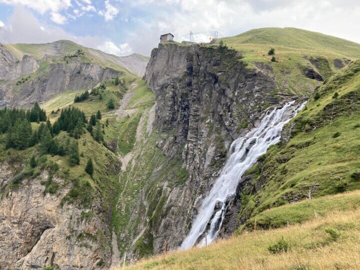 Bij de start van de wandeling hebben we al prachtig uitzicht op de waterval van 600 meter hoog.