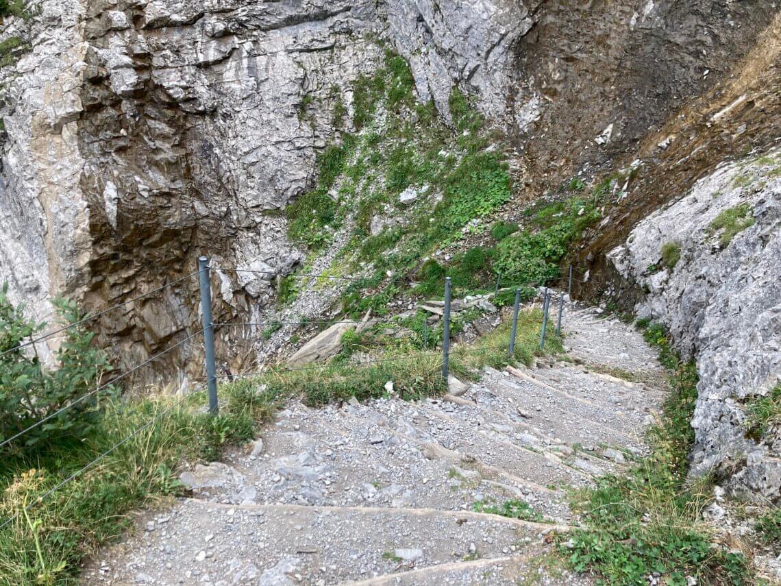 Het pad vanaf de Engstligenalp naar beneden is prima te lopen mits je goede wandelschoenen hebt.