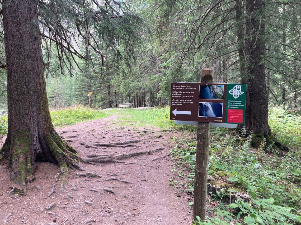 Bij de splitsing gingen wij links, dan kom je wederom langs de waterval.