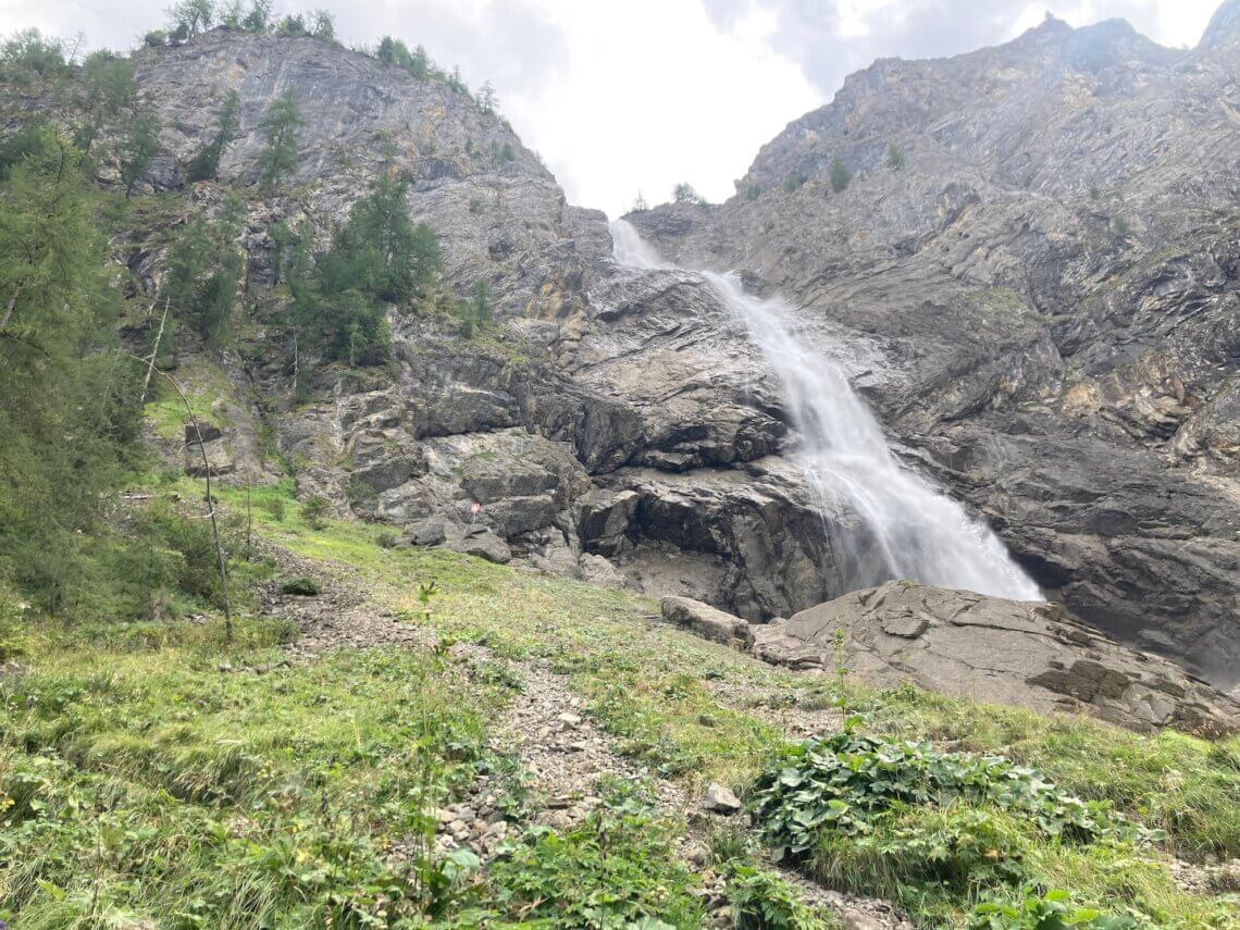 Wil je niet met de kabelbaan omhoog, dan kan je vanaf het dalstation ook helemaal rechtdoor wandelen, je ziet dan ook een stuk van de waterval.