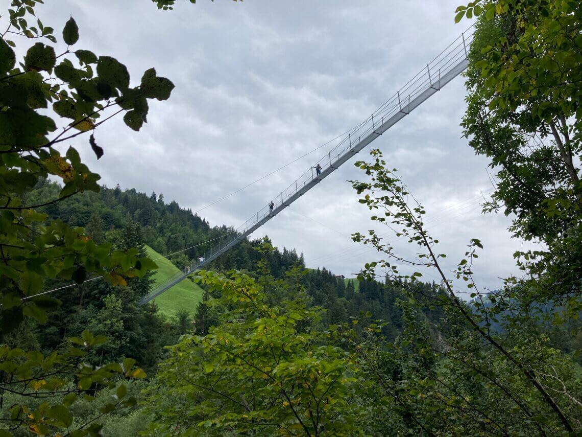 De Hängebrücke Hostalden is een leuke activiteit mits je geen last van hoogtevrees hebt.